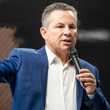 Governador Mauro Mendes sofre queda em vistoria e é internado na Santa Casa