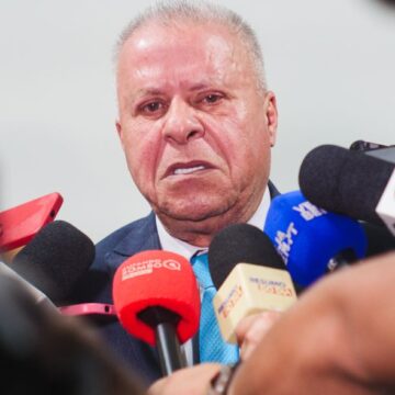 Chico 2000 conta que trabalhou como garçom para enfrentar período de afastamento e evitar depressão