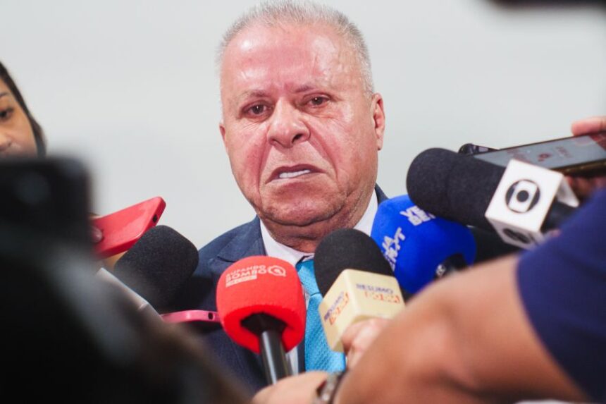 Chico 2000 conta que trabalhou como garçom para enfrentar período de afastamento e evitar depressão