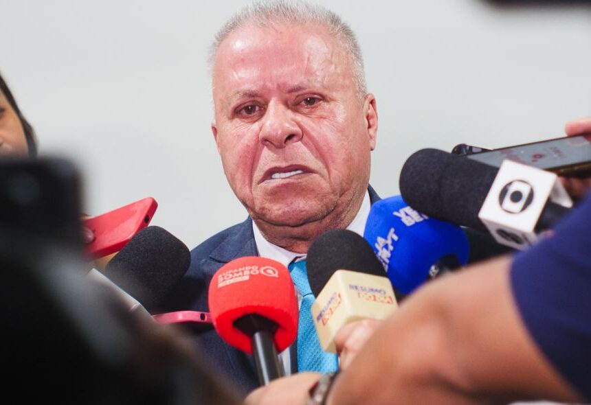 Chico 2000 conta que trabalhou como garçom para enfrentar período de afastamento e evitar depressão