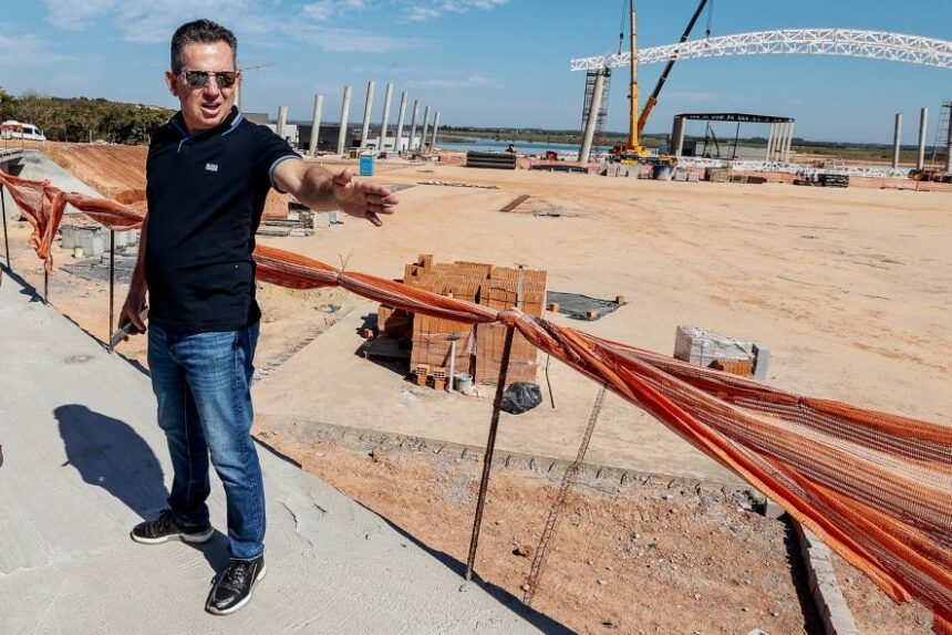 Mendes retorna ao trabalho e acompanha obras no Parque Novo Mato Grosso