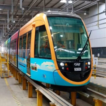 Governo da Bahia apresenta vagões do VLT reformados comprados de Mato Grosso