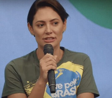 Em áudio a manifestantes, Michelle Bolsonaro reclama de injustiça: “É uma grande peça teatral com enredo de perseguição”