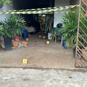 Ex-marido invade casa e mata mulher a facadas na frente da filha dela