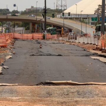 Trecho da Avenida do CPA é parcialmente interditado para avanço das obras do BRT