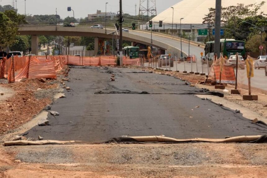 Trecho da Avenida do CPA é parcialmente interditado para avanço das obras do BRT