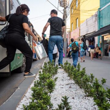 Usuários reclamam de construção de canteiro em ponto de ônibus