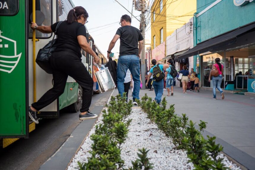 Usuários reclamam de construção de canteiro em ponto de ônibus