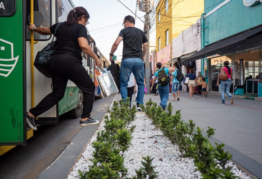 Usuários reclamam de construção de canteiro em ponto de ônibus