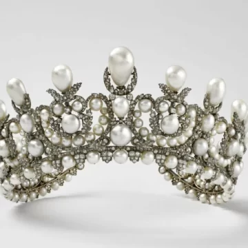 Confira fotos das joias roubadas do Museu do Louvre, em Paris