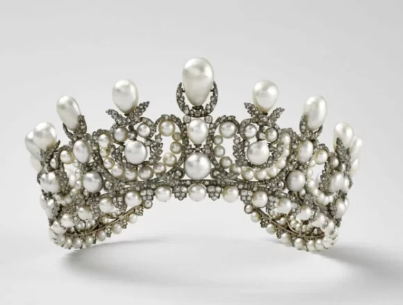 Confira fotos das joias roubadas do Museu do Louvre, em Paris