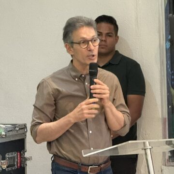 Em Cuiabá, Zema mantém pré-candidatura e diz ter aval de Bolsonaro para 2026