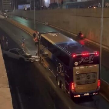 Ônibus invade pista contrária e destrói Fiat Toro em acidente grave na Miguel Sutil