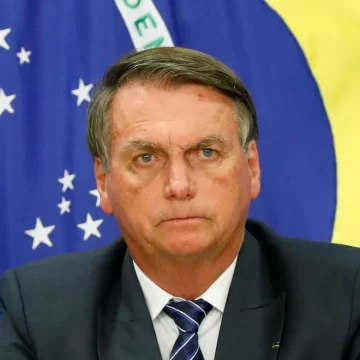 Carlos Bolsonaro relata agravamento da saúde do pai e diz que médico foi acionado
