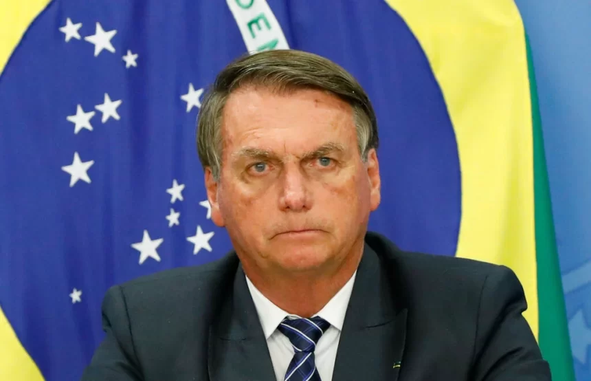 Carlos Bolsonaro relata agravamento da saúde do pai e diz que médico foi acionado