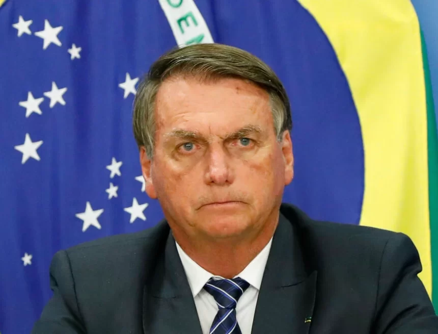 Carlos Bolsonaro relata agravamento da saúde do pai e diz que médico foi acionado