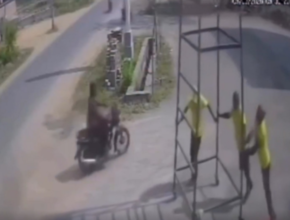 Tragédia na Índia: Dois Trabalhadores Morrem Eletrocutados em Mancherial