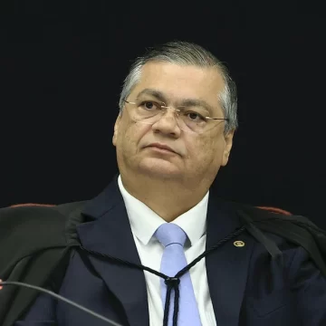 Dino barra temporariamente quebra de sigilo de Lulinha aprovada pela CPMI do INSS