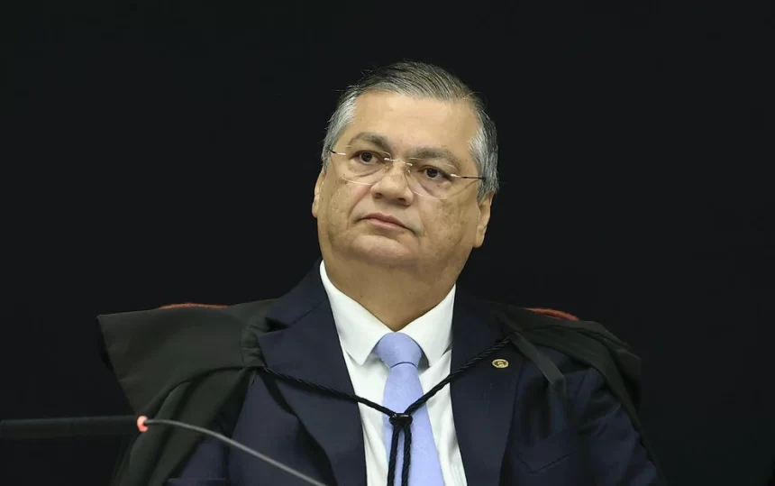 Dino barra temporariamente quebra de sigilo de Lulinha aprovada pela CPMI do INSS