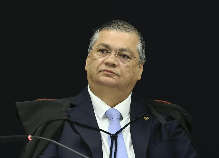 Dino barra temporariamente quebra de sigilo de Lulinha aprovada pela CPMI do INSS