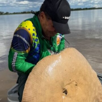 Cantor Eduardo Costa Pesca Arraia Gigante de Mais de 65 Kg em Mato Grosso