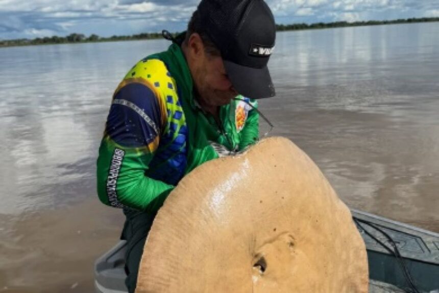 Cantor Eduardo Costa Pesca Arraia Gigante de Mais de 65 Kg em Mato Grosso