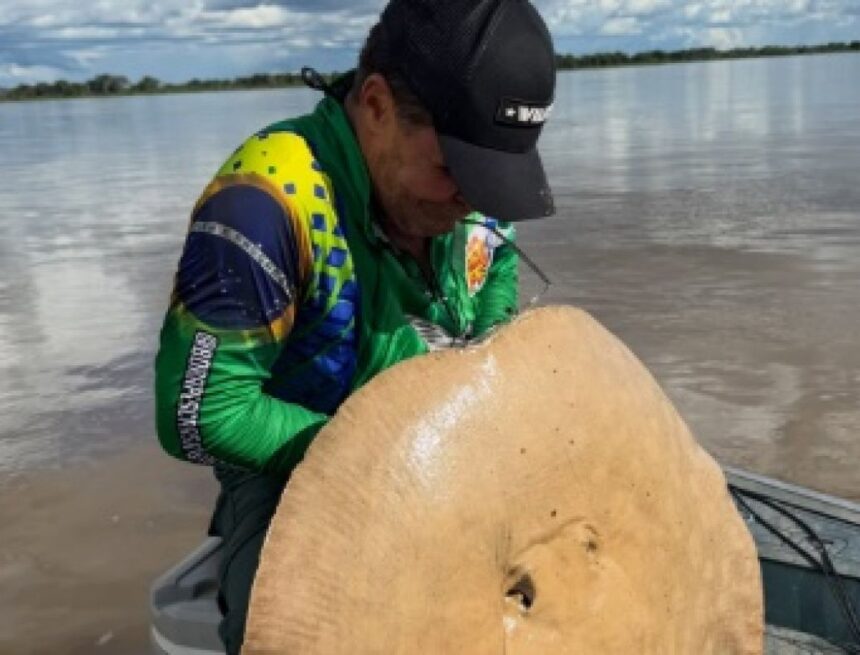 Cantor Eduardo Costa Pesca Arraia Gigante de Mais de 65 Kg em Mato Grosso
