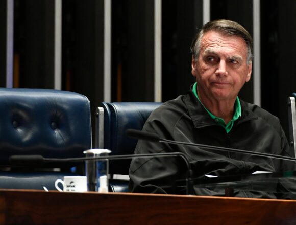 Bolsonaro-leitura Disputa Interna no PL Gera Impasses para Candidaturas ao Senado em 2026