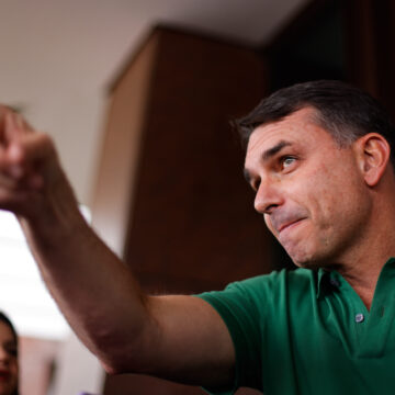 Flávio Bolsonaro acusa Lula de priorizar ‘rancor’ em ausência no Chile