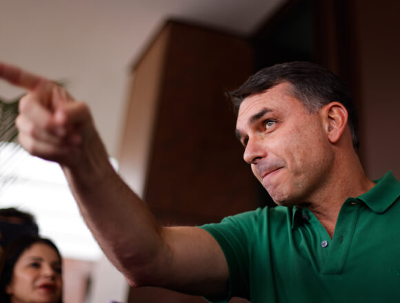 Flávio Bolsonaro acusa Lula de priorizar ‘rancor’ em ausência no Chile