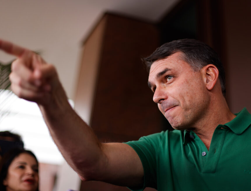 Flávio Bolsonaro acusa Lula de priorizar ‘rancor’ em ausência no Chile