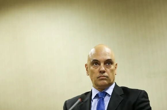 Transparência Internacional pede investigação de diálogos entre Moraes e banqueiro Vorcaro