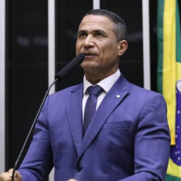 Deputado Coronel Assis presta homenagem à jornalista Lauristela Guimarães na tribuna da Câmara