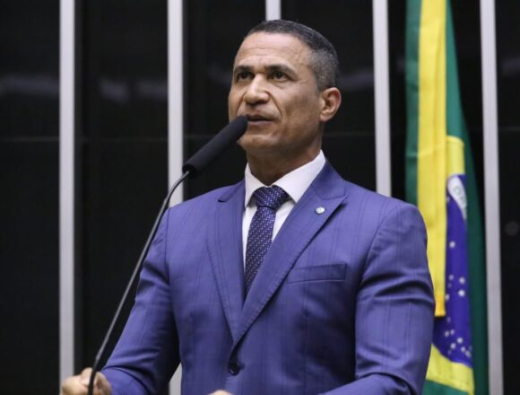 Deputado Coronel Assis presta homenagem à jornalista Lauristela Guimarães na tribuna da Câmara