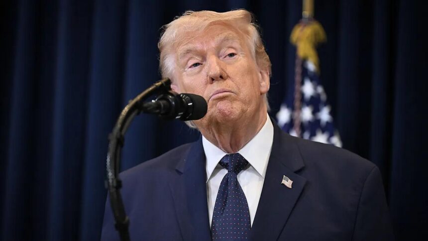 Trump Afirma Pressão Americana Causa Colapso do Regime Iraniano