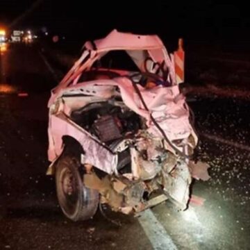 volta das 20h30. Os ve&iacute;culos colidiram frontalmente, e o Uno