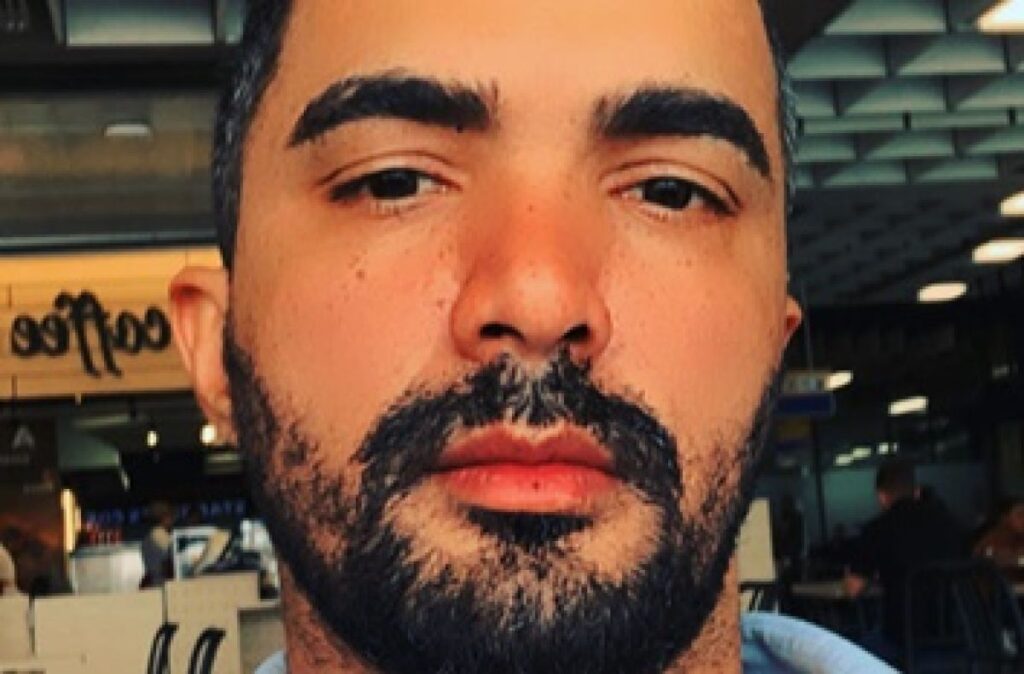 ta, não avisam o dono da casa. Apenas entram. Nos corredores silenciosos