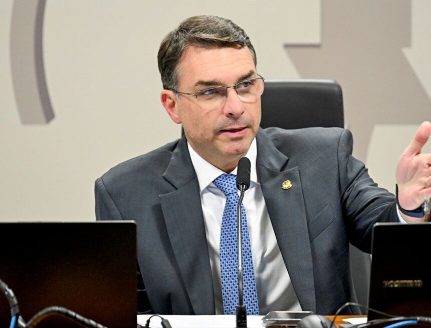 Flávio Bolsonaro defende virar a página da desconfiança com Michelle e Tarcísio