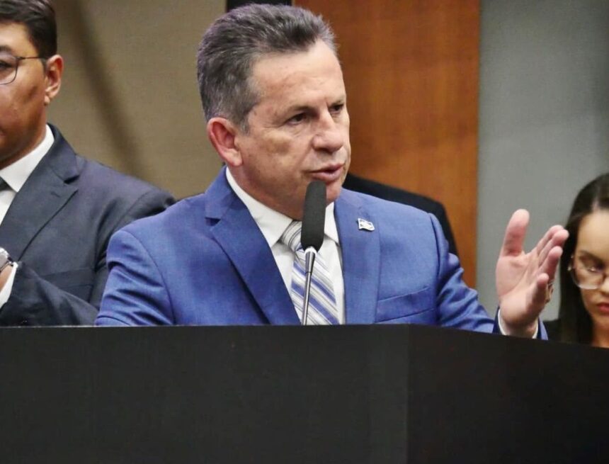 Mendes renuncia ao governo de Mato Grosso, relembra vaias e elogia sucessor
