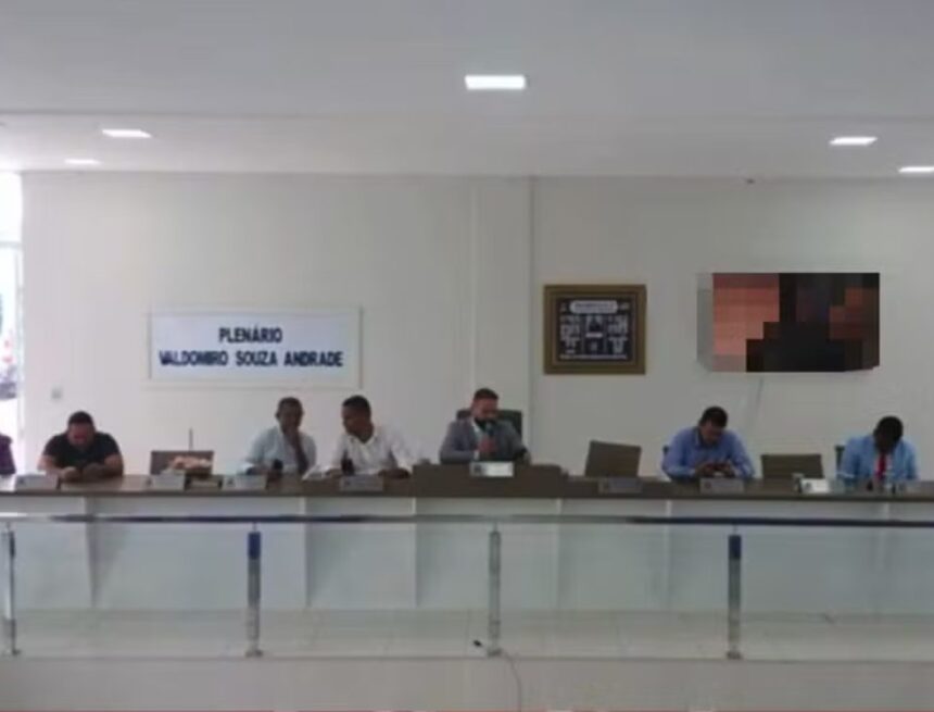Câmara de Laje (BA) exibe conteúdo pornográfico em telão durante sessão