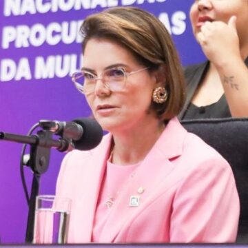 Deputada propõe tornozeleiras com identificação rosa para agressores de mulheres