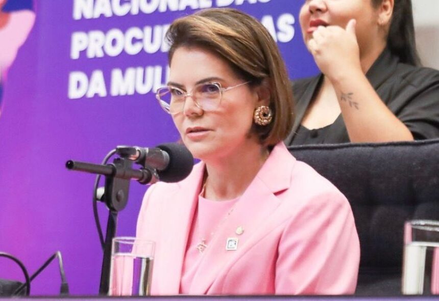 Deputada propõe tornozeleiras com identificação rosa para agressores de mulheres
