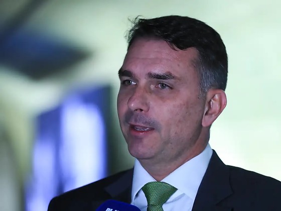 Flávio Bolsonaro abre espaço para aliança com Pivetta em MT e prioriza frente contra o PT