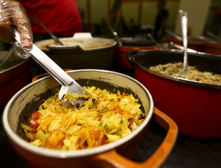Variação de preços em restaurantes de São Paulo: self-service por quilo alcança R$ 86,86