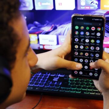 empresas multinacionais com total opacidade da sua política algorítmica.” De aco