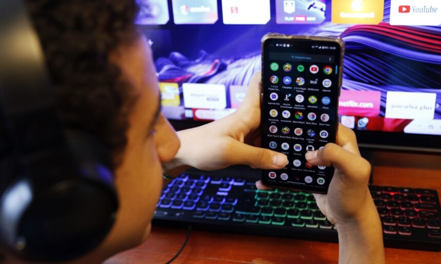 empresas multinacionais com total opacidade da sua política algorítmica.” De aco