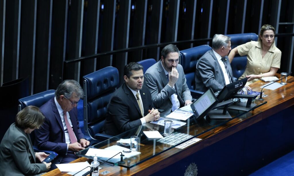 que não teve um emprego anterior e não adquire experiência pelo fato de antes nã
