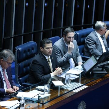 que não teve um emprego anterior e não adquire experiência pelo fato de antes nã