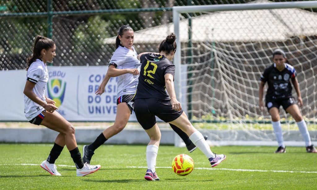 mulheres podem jogar. O local fica dentro do Parque da Sementeira, em uma área p