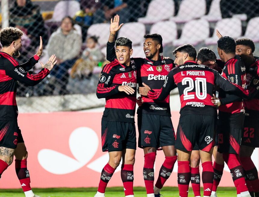 Flamengo vence na altitude e lidera grupo após estreia na Libertadores
